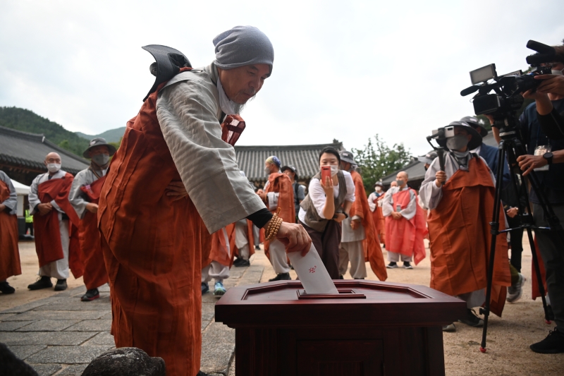 천은사를 참배하는 순례대중 (2)